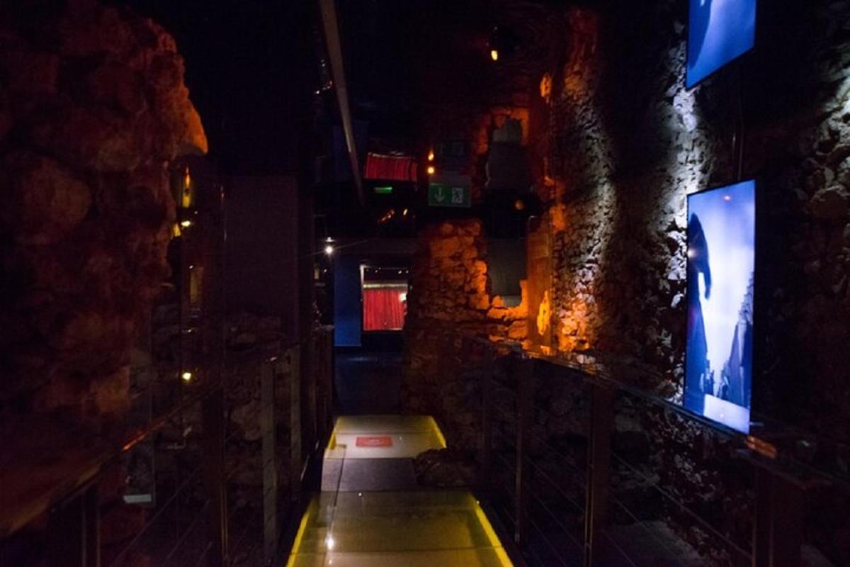 una escalera en un edificio por la noche