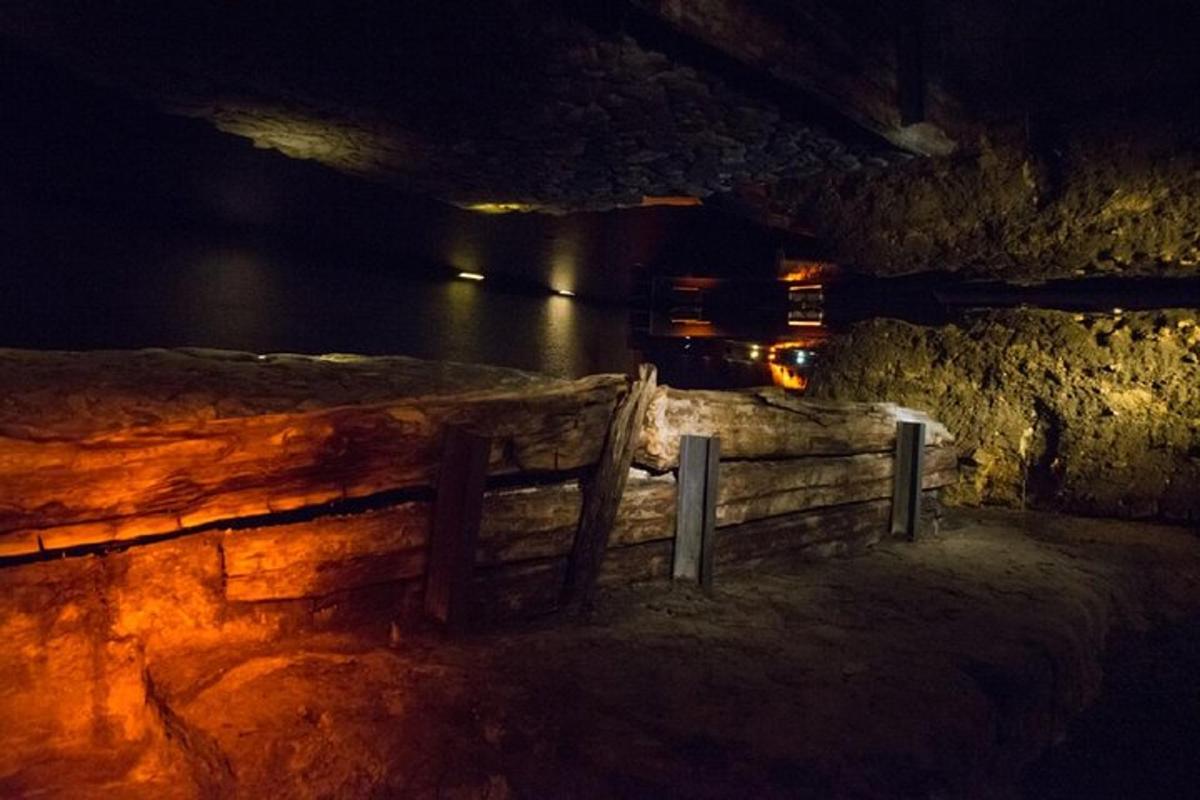 Un banco de madera sentado junto al agua por la noche.