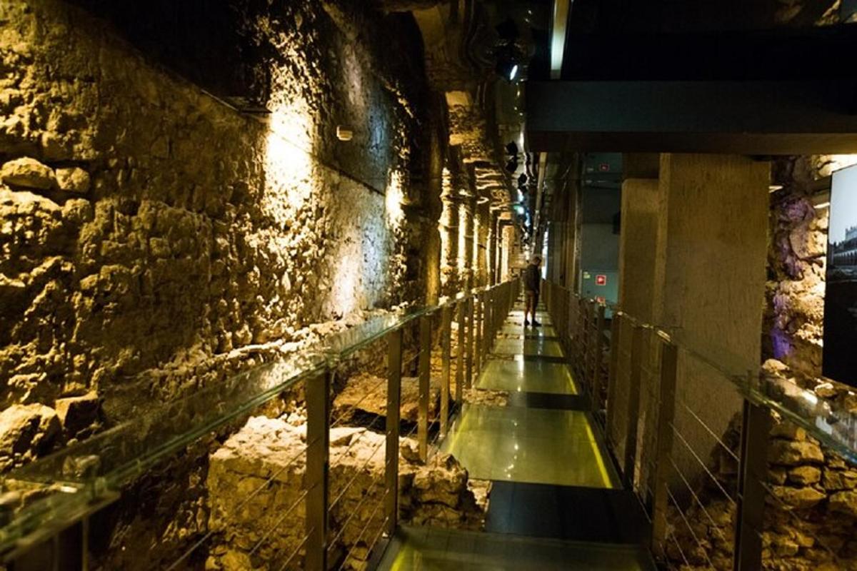 Un pasillo en un edificio con una pared de piedra.