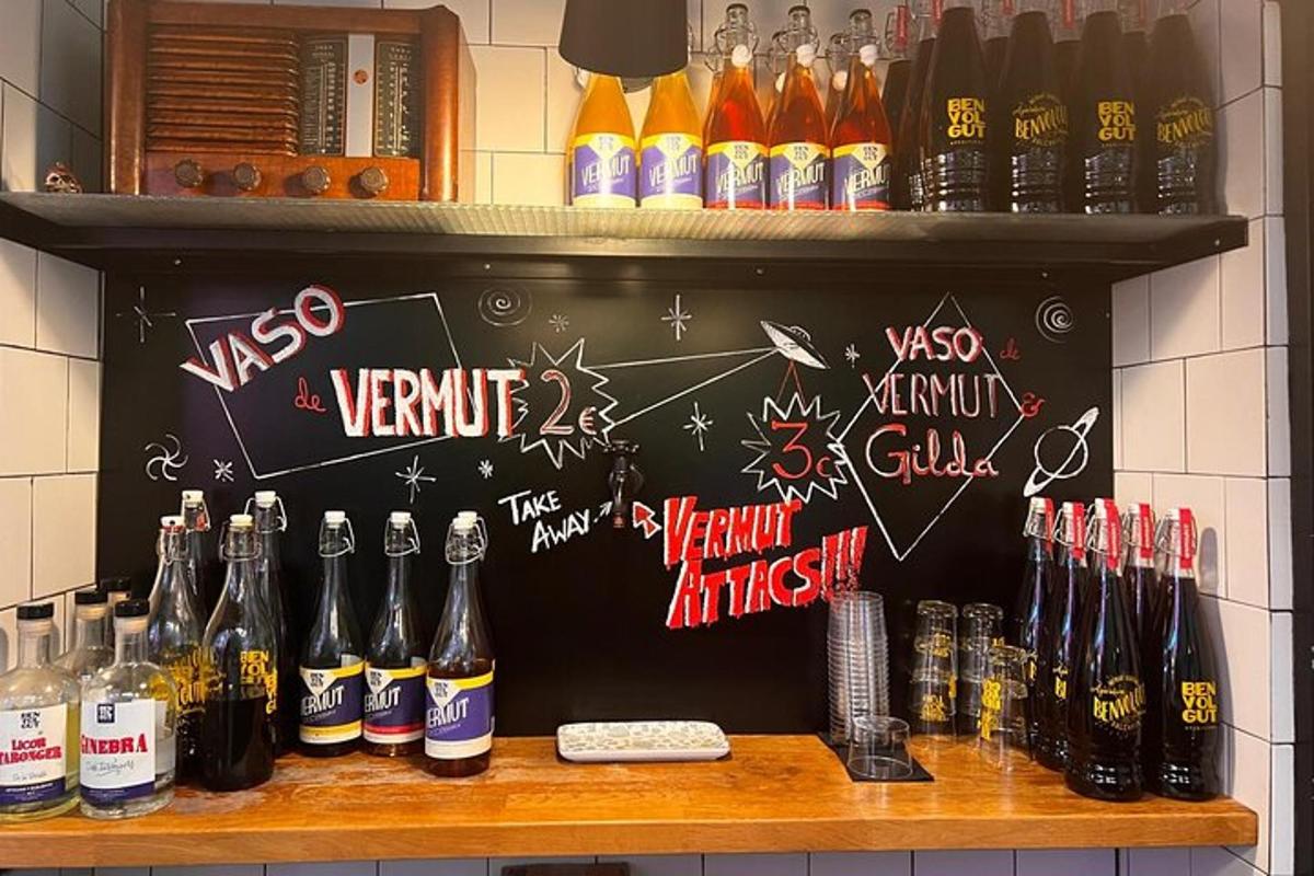 tabla z grafiti na steni s steklenicami piva
