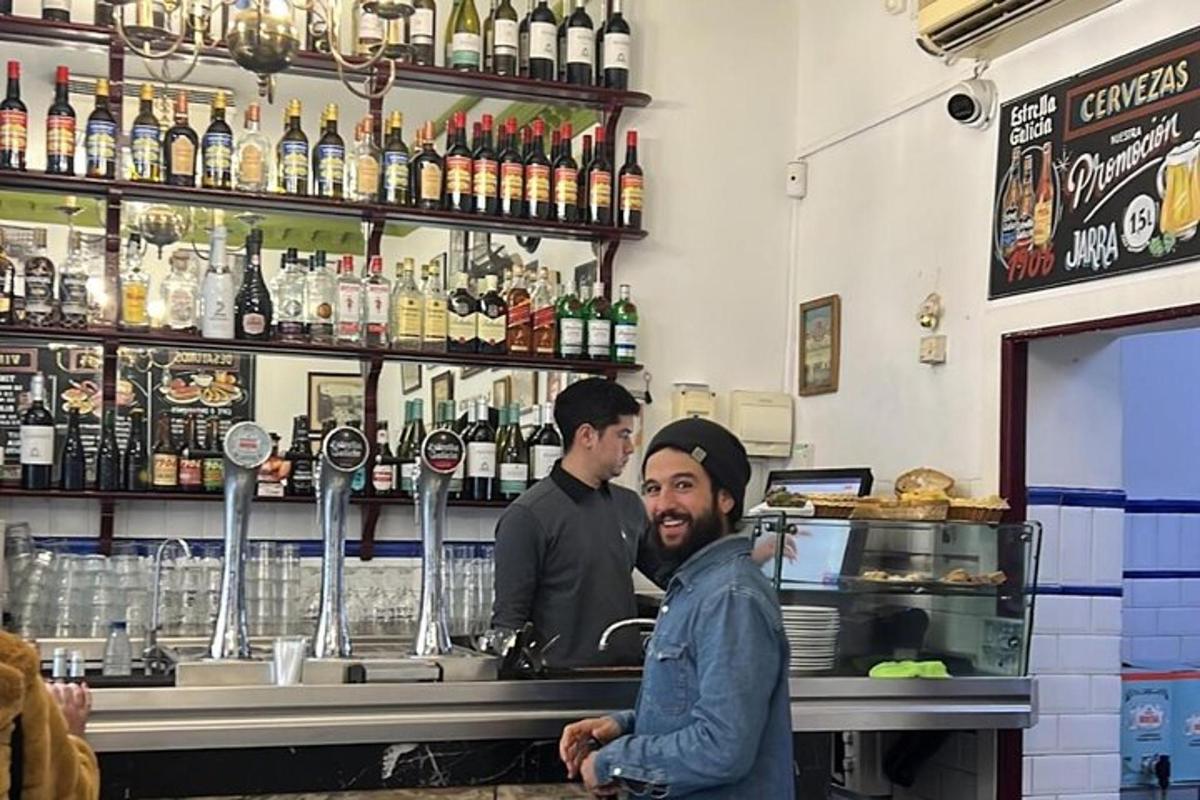 dva moška stojita za šankom s steklenicami alkohola