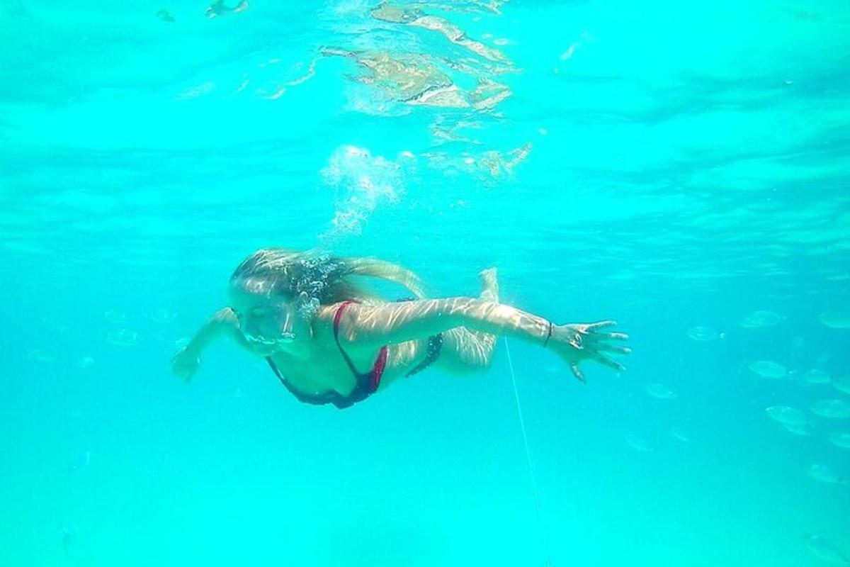 una donna sta nuotando nell'acqua