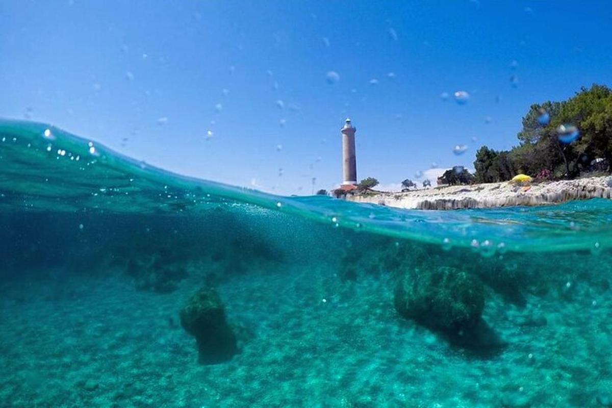 un sacchetto di plastica nell'acqua con un faro sullo sfondo