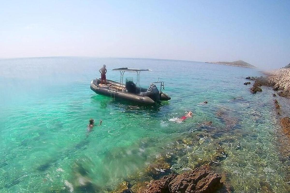 група людей у воді біля човна