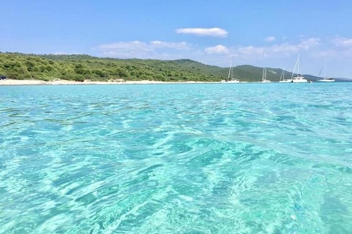 un grande specchio d'acqua con barche in lontananza