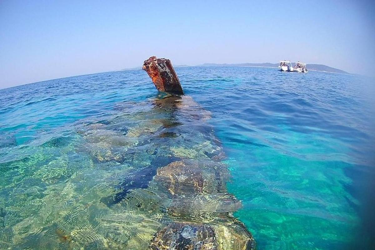 un palo che sporge dall'acqua nell'oceano