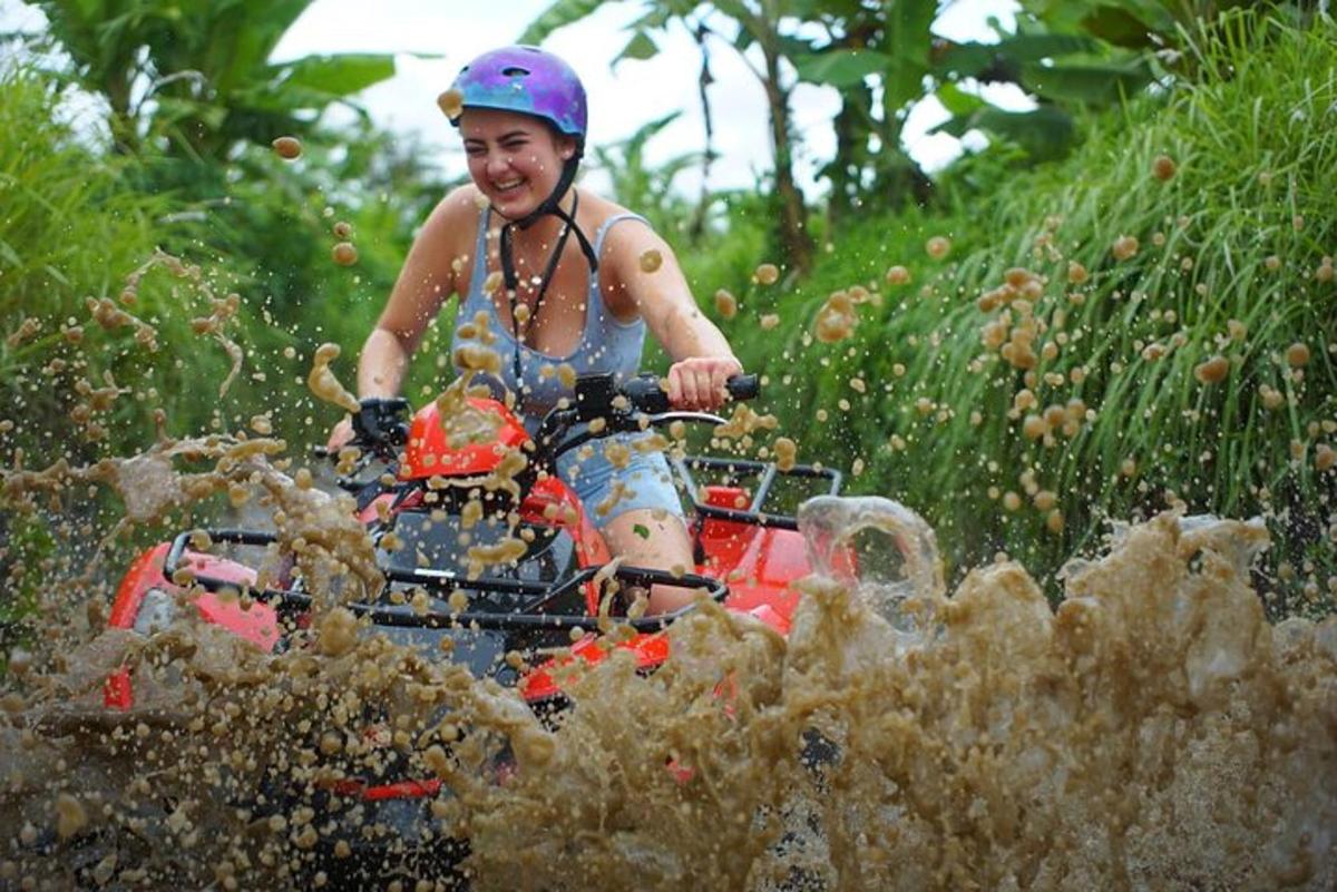un uomo con un casco che guida una moto d'acqua