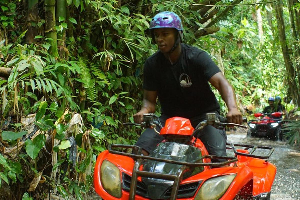 un uomo in moto nella foresta