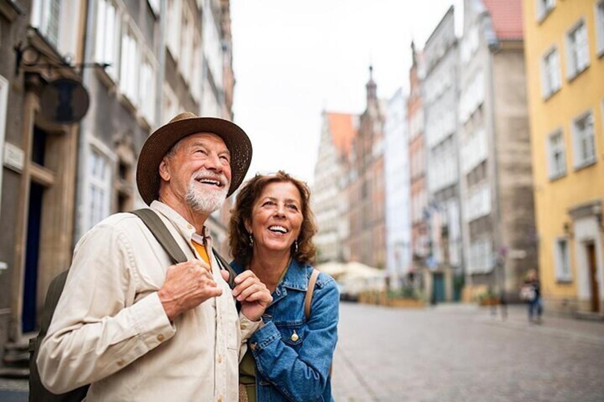 um homem e uma mulher parados em uma rua da cidade