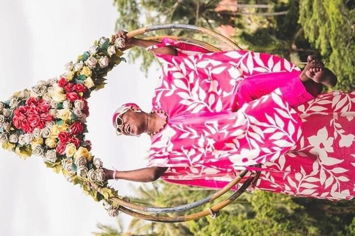una donna in un vestito rosa su una giostra