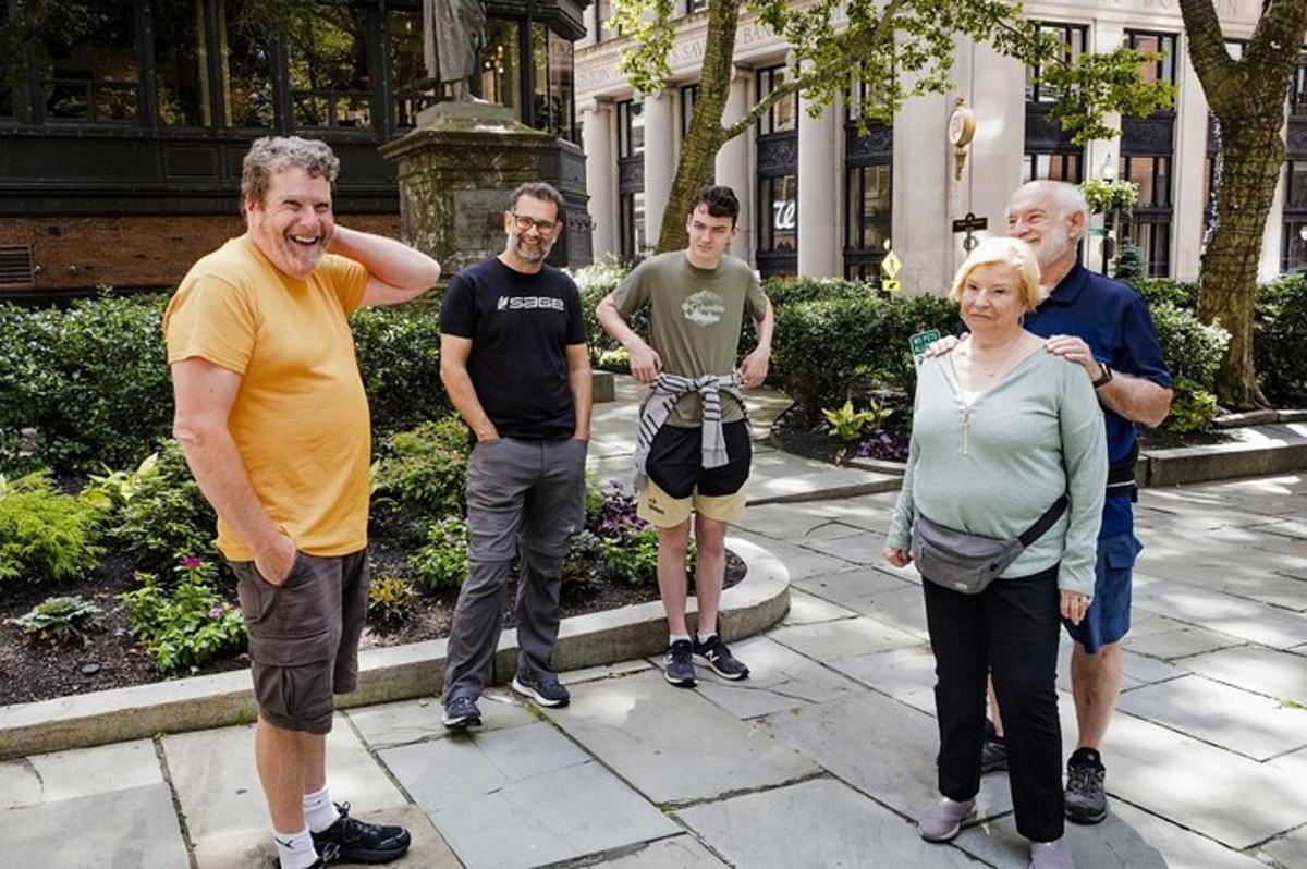 grupa ludzi stojąca przed budynkiem