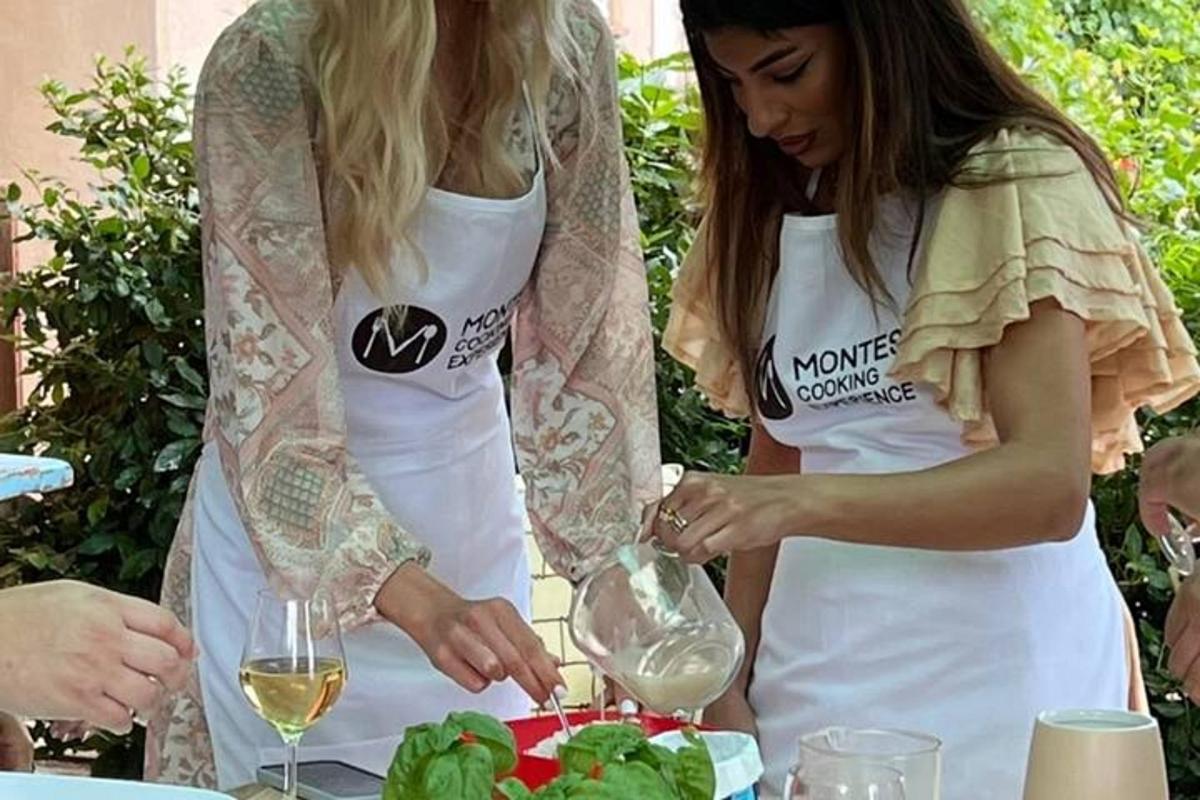 Dos mujeres con delantales preparando comida en una mesa