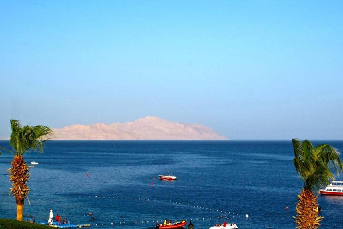 uma vista de um grande corpo de água com barcos