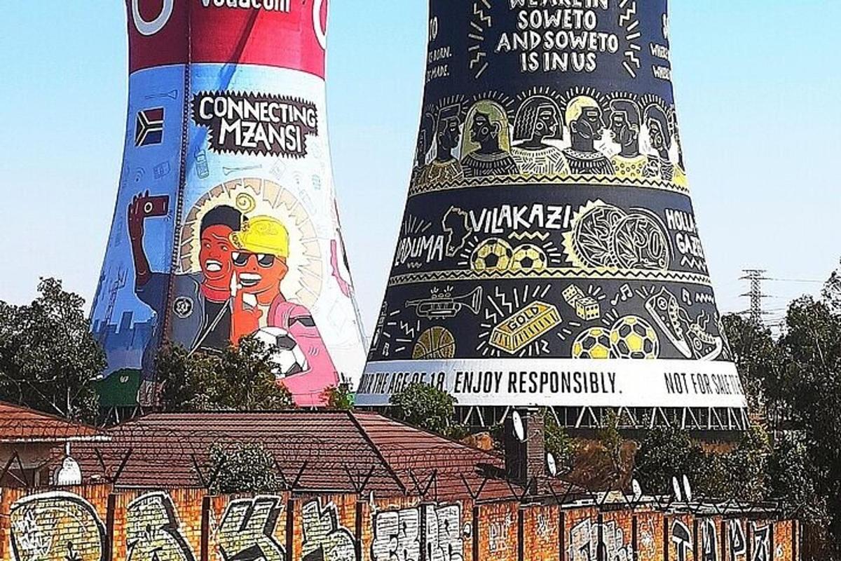 zwei hohe Türme mit Plakaten darauf