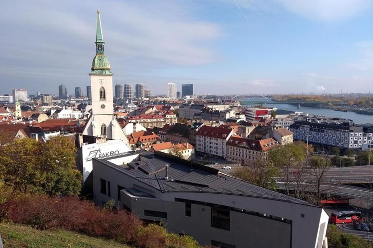 Una vista de una ciudad con una iglesia con una torre.