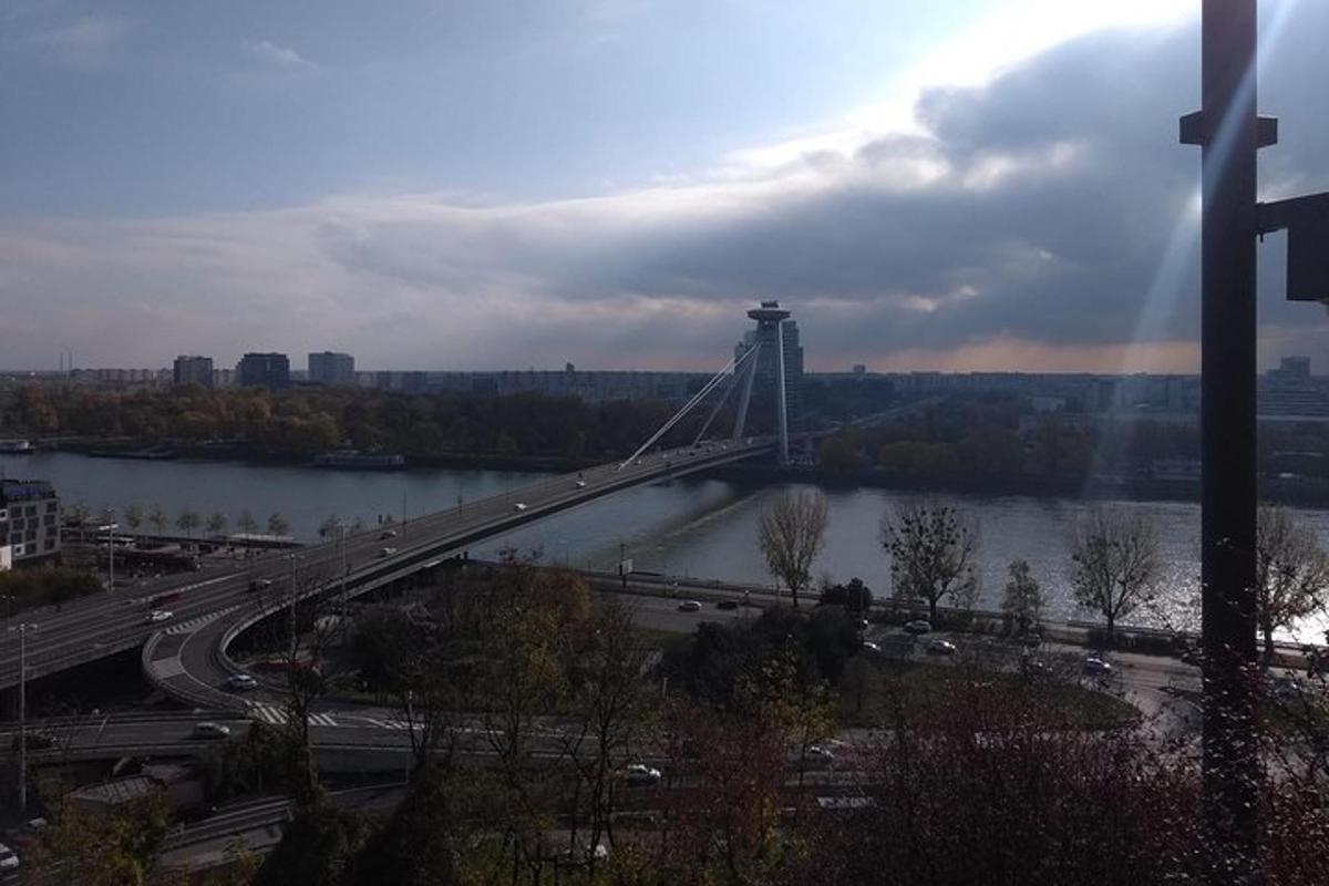 Un puente sobre un río con tráfico en él.