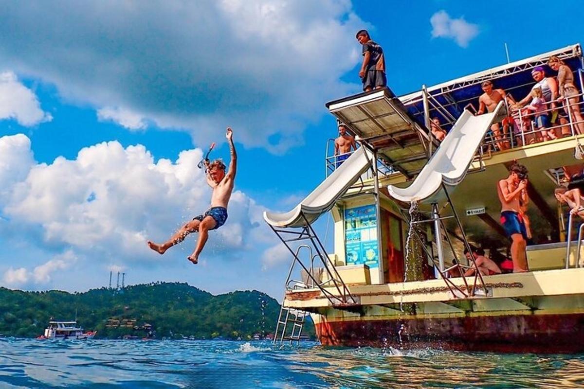 một người đàn ông nhảy khỏi thuyền xuống nước