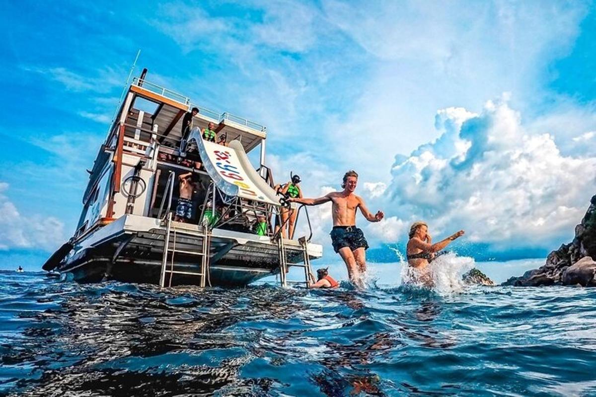 một nhóm người ở dưới nước cạnh một chiếc thuyền
