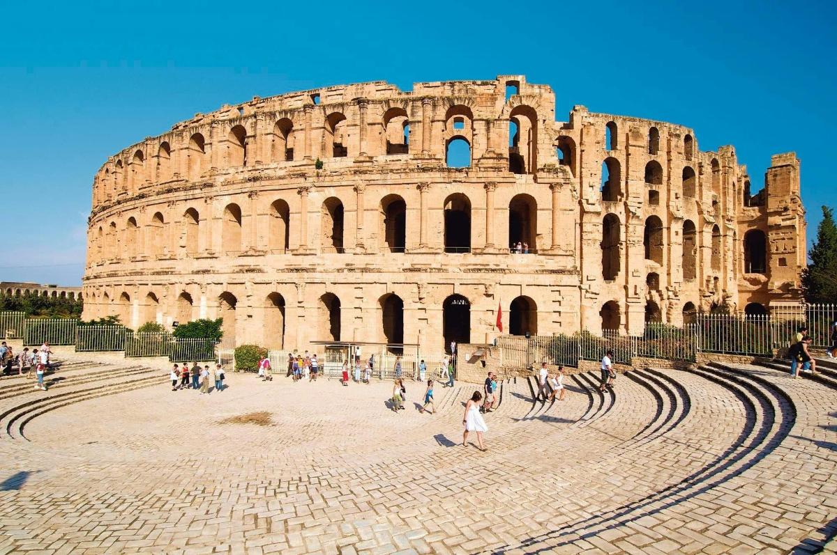 hópur fólks sem gengur um Coliseum