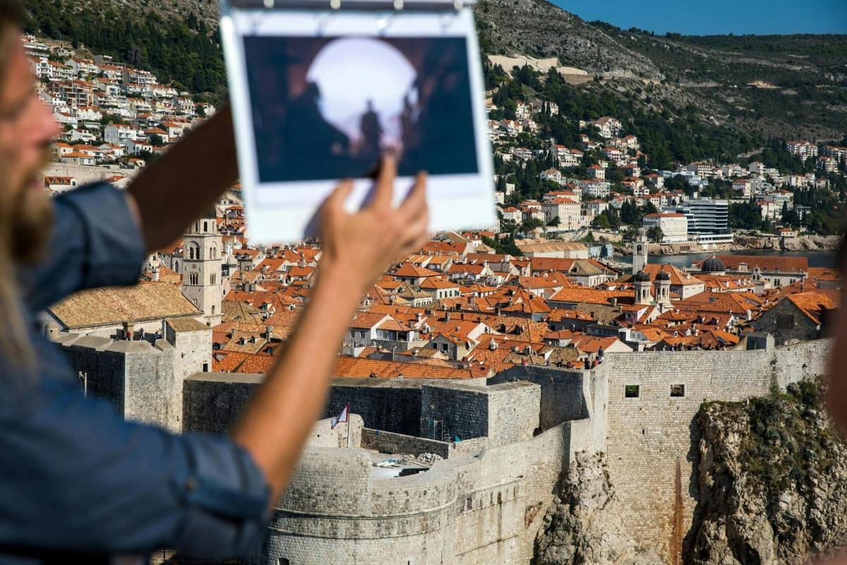 un uomo che scatta una foto di un castello