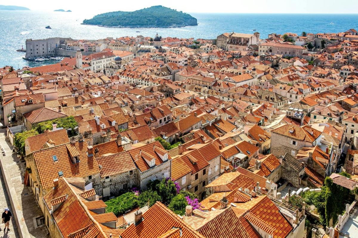 una vista aerea di una città con i tetti rossi