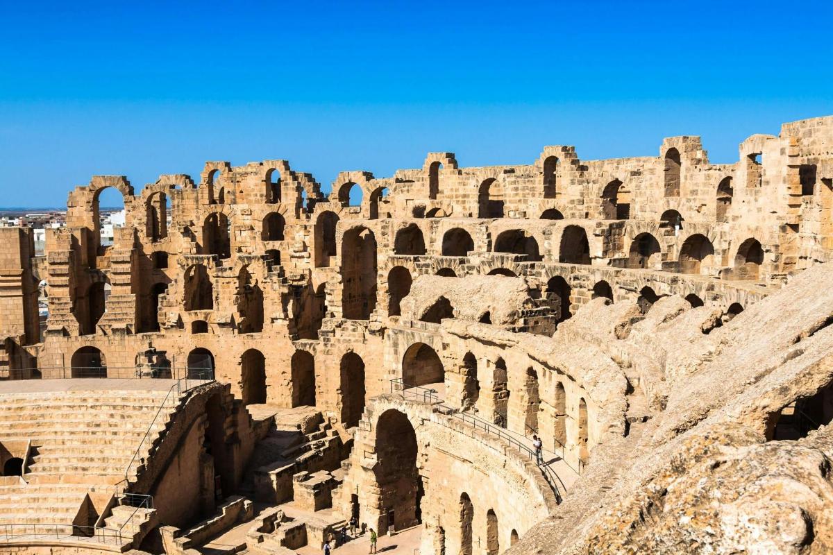 hringleikahús í rústum Coliseum