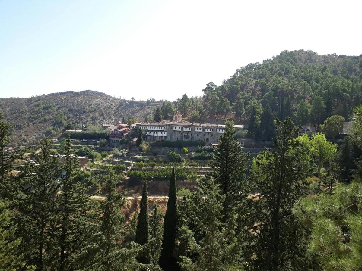 un gran edifici al mig d'una muntanya