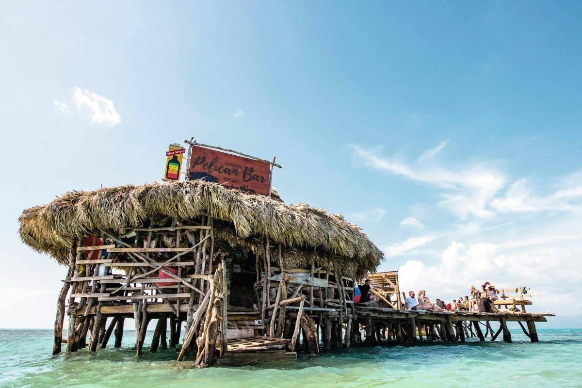 restaurace na molu v oceánu