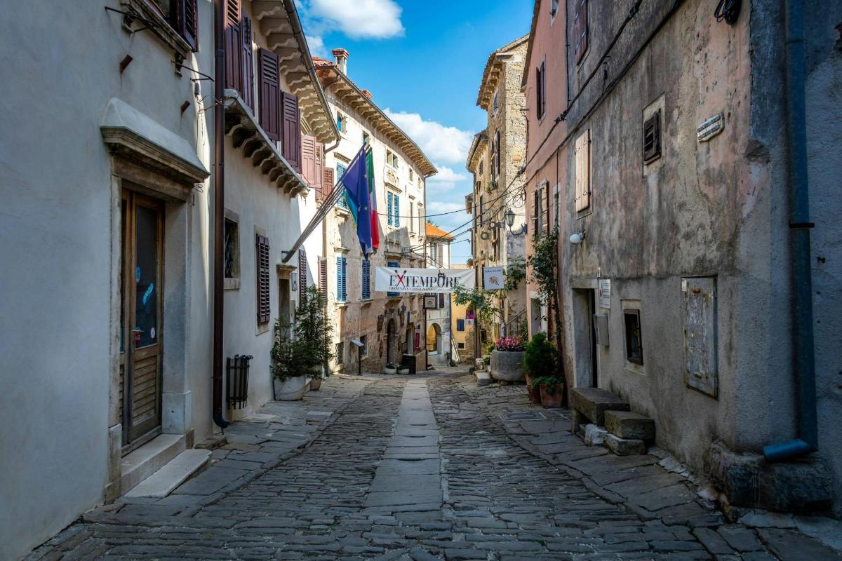 an alley in an old town with buildings