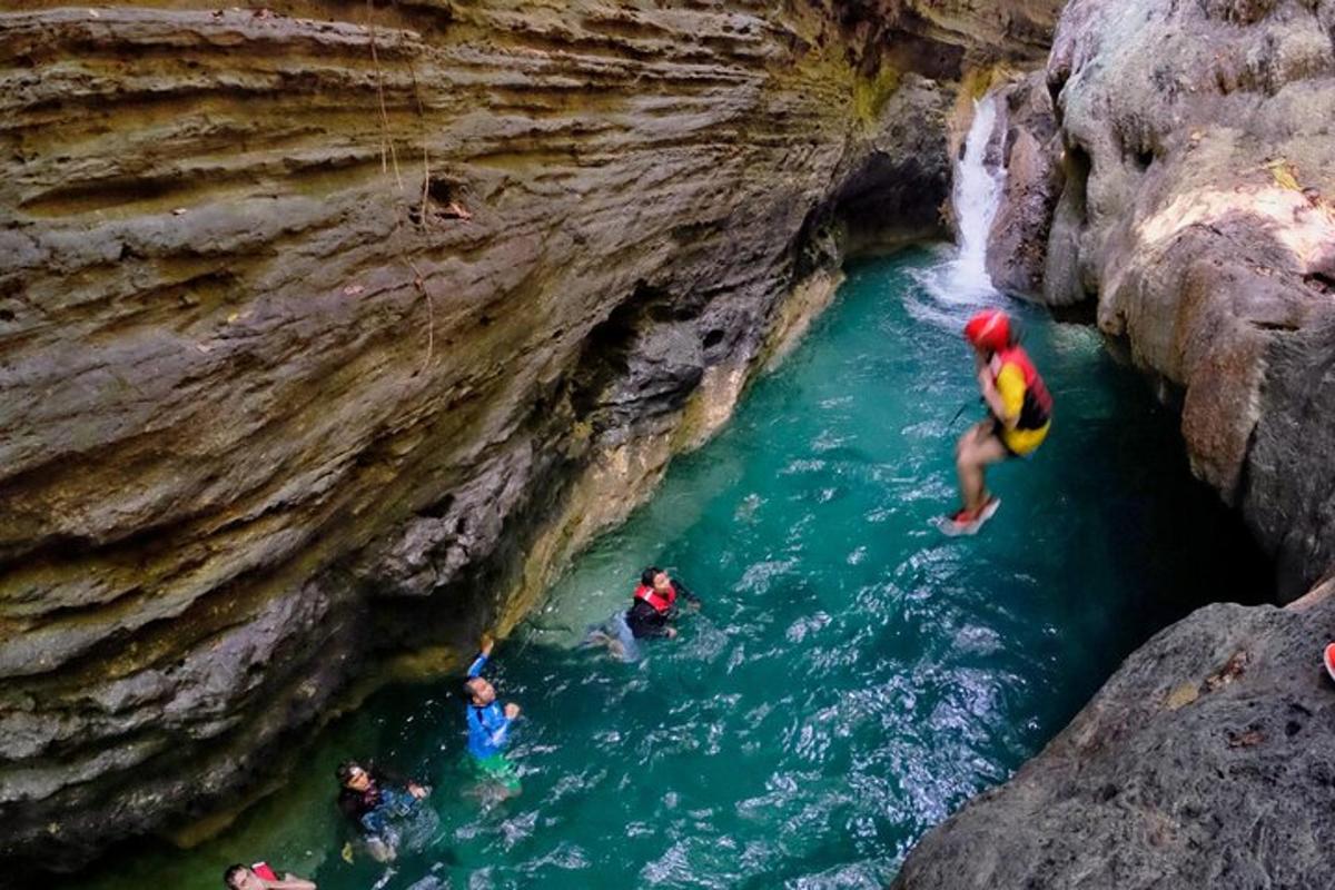 un gruppo di persone che nuotano in un fiume in una grotta