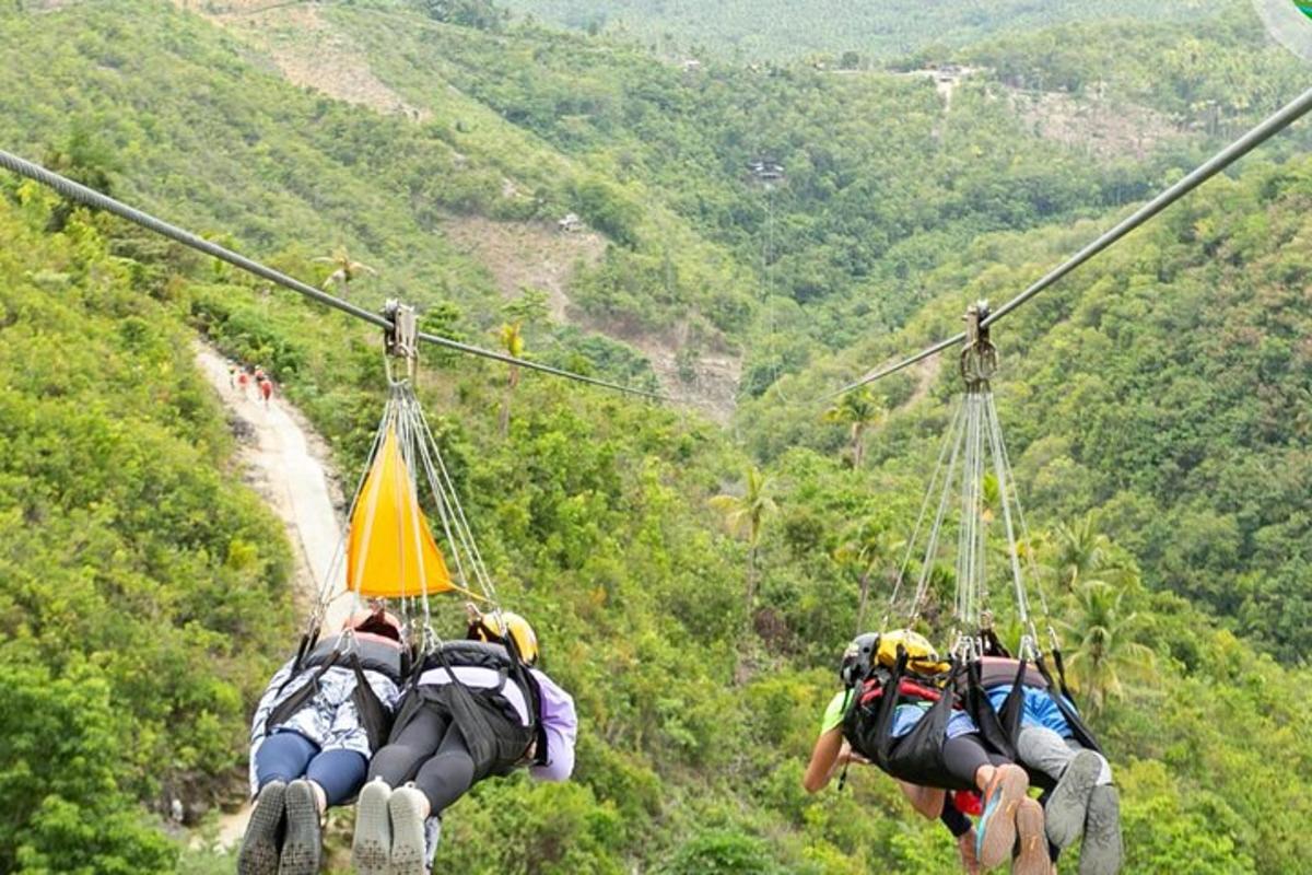 due persone stanno viaggiando su una teleferica su una montagna