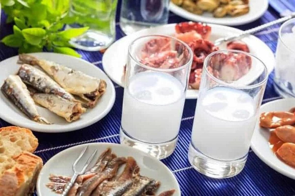 egy asztal tányérokkal és poharakkal, tele tejjel