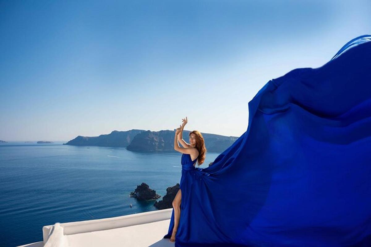 una dona amb un vestit blau mirant l'oceà