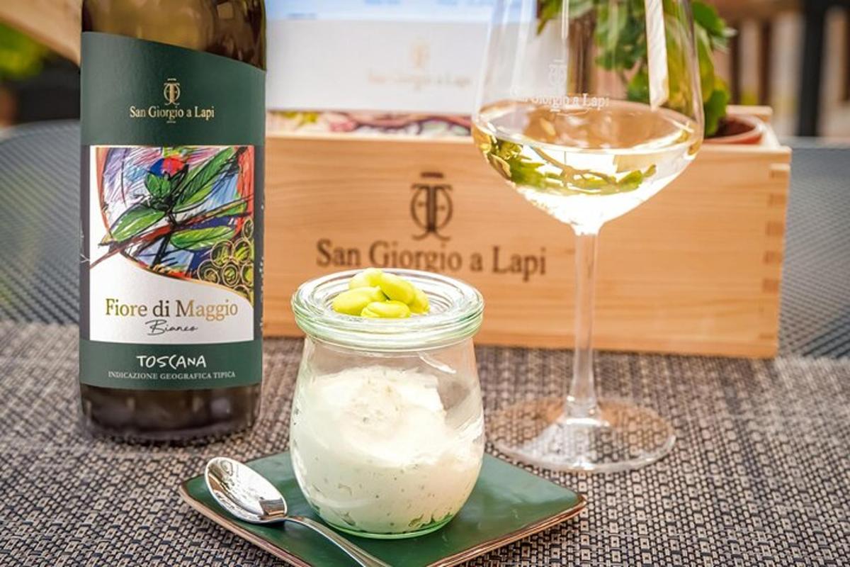 una bottiglia di vino e un bicchiere e una bottiglia di vino
