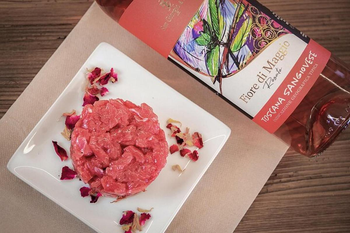 un piatto di cibo, una bottiglia di bevanda e un dessert rosa