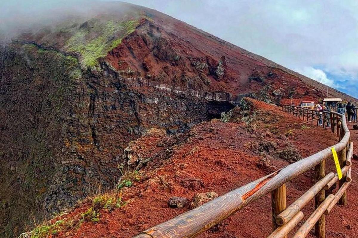 mägi, mille küljel seisavad inimesed