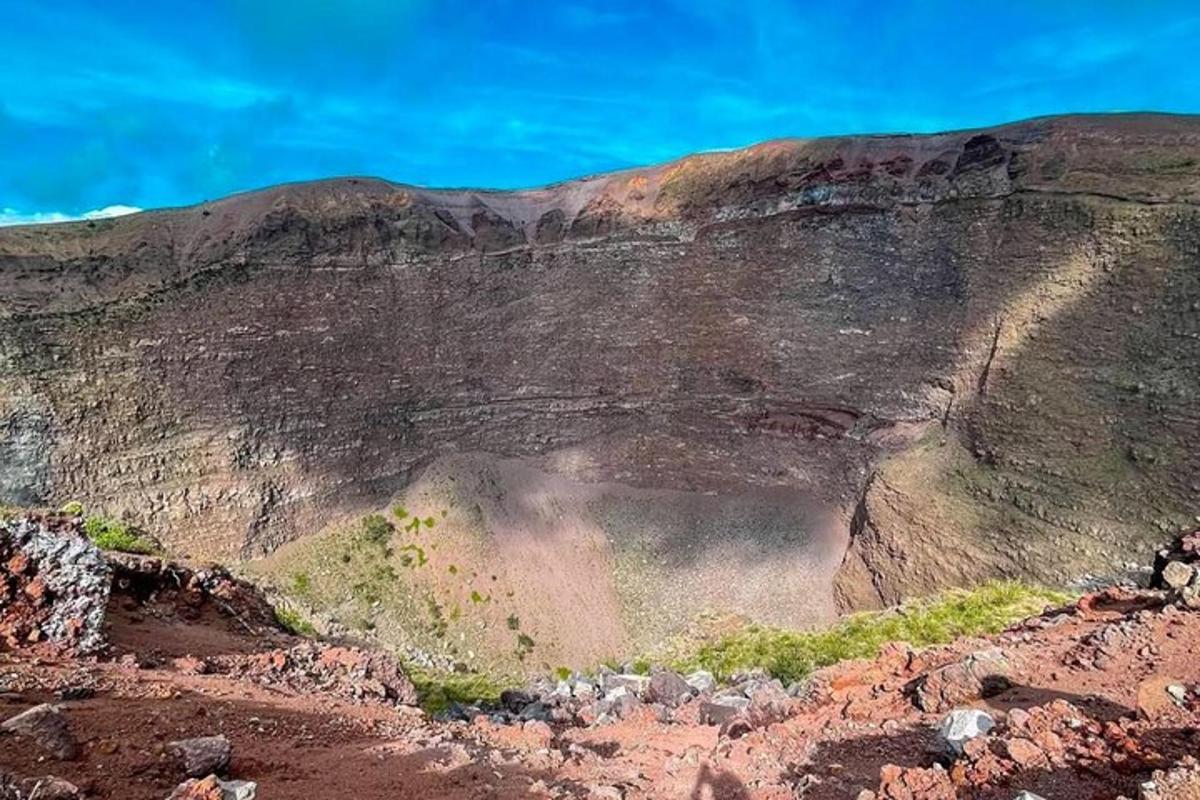 ein Blick auf einen Berg mit einem Gesicht darauf
