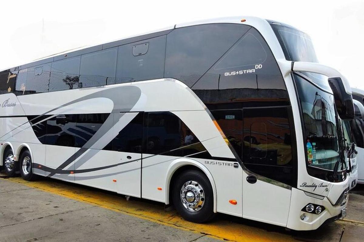 velký bílý autobus zaparkovaný na parkovišti