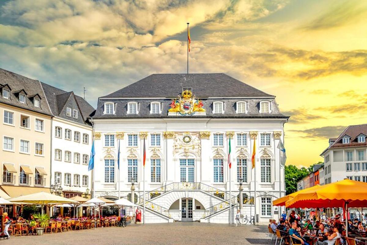 un grande edificio bianco con una bandiera in cima