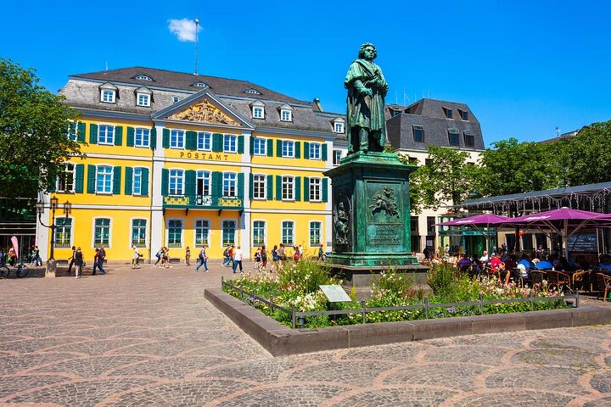 uma estátua em frente a um prédio amarelo