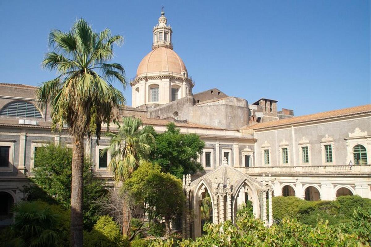 un edifici amb una palmera al davant