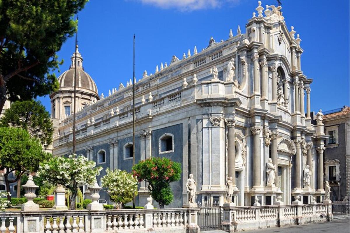 un gran edifici amb una cúpula a sobre