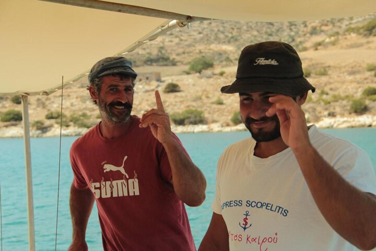 δύο άντρες στέκονται μπροστά σε ένα υδάτινο σώμα