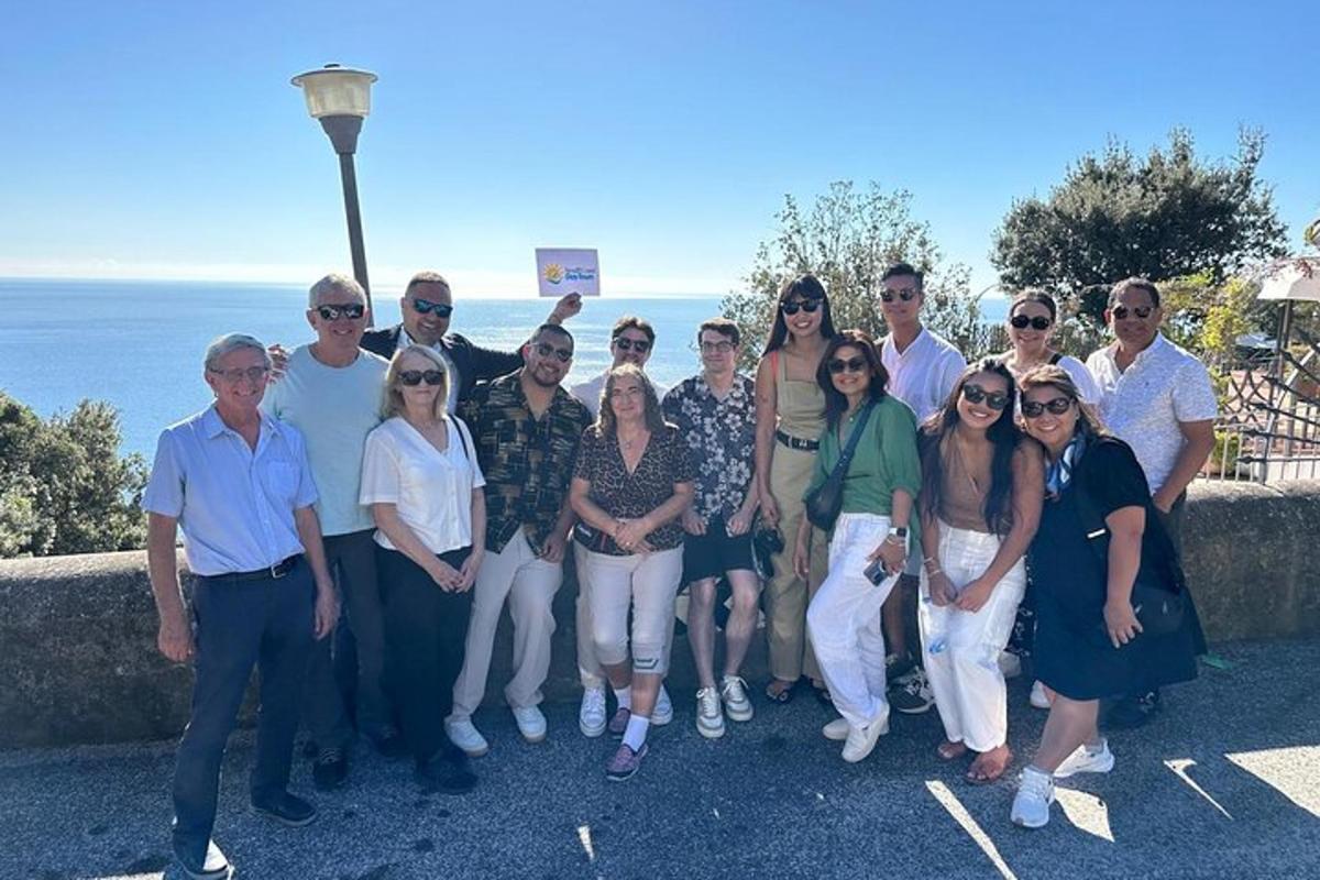 μια ομάδα ανθρώπων που ποζάρουν για μια φωτογραφία