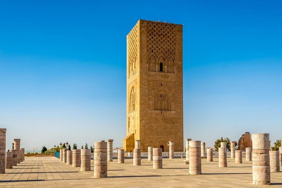 ein hohes Backsteingebäude mit Säulen davor