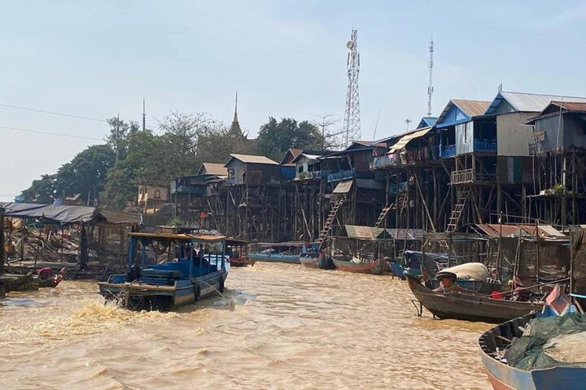 un grupo de barcos en un río con casas