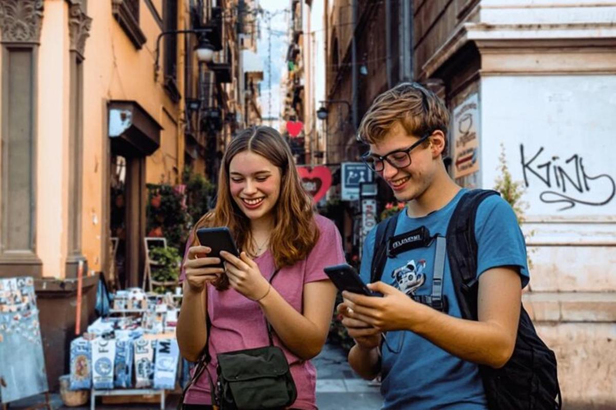 un uomo e una donna guardano i loro cellulari
