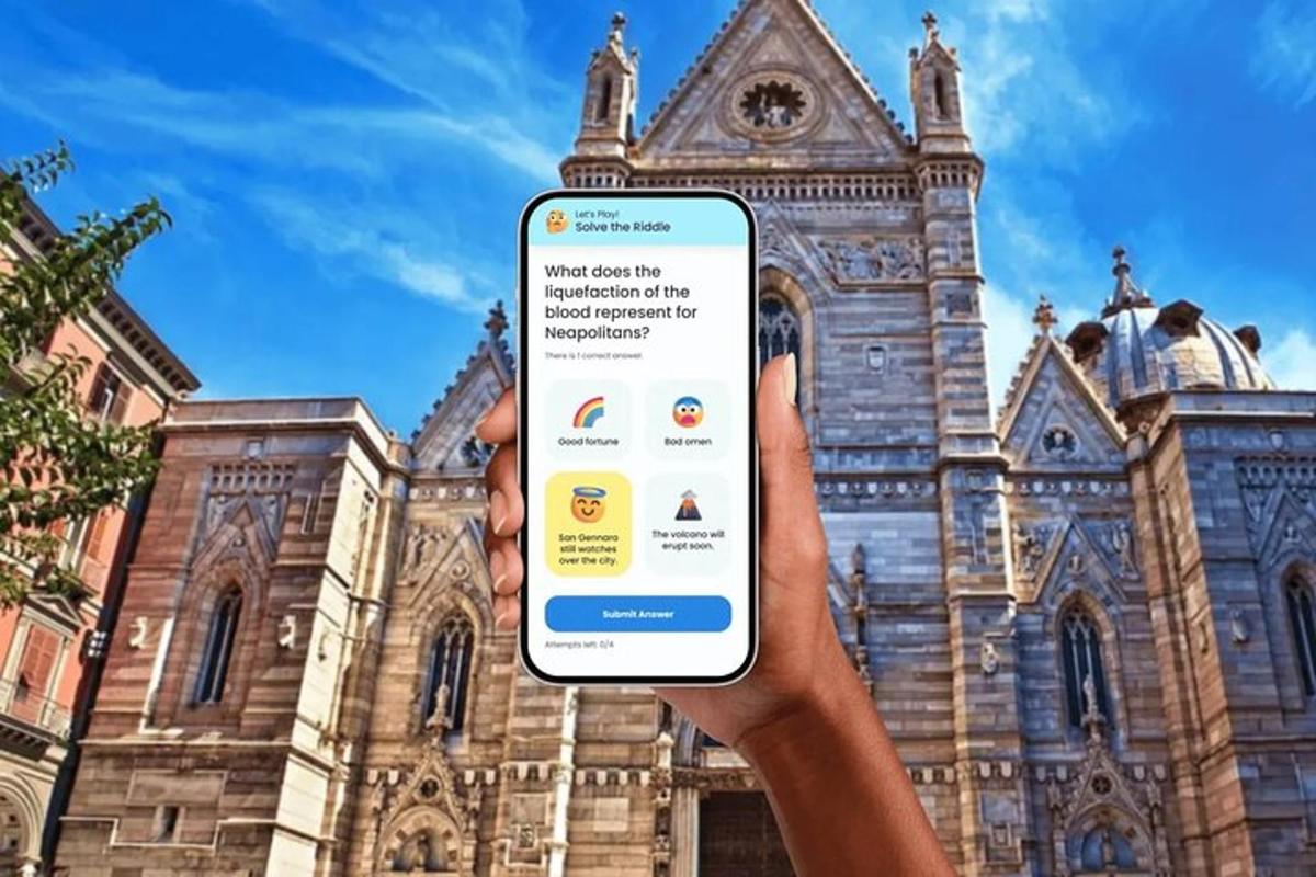 una persona que sosté un telèfon mòbil davant d'un edifici