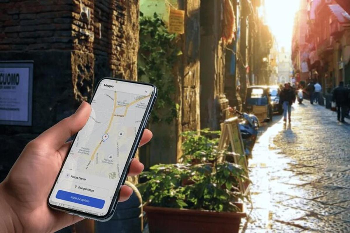 una persona che tiene in mano un telefono cellulare con una mappa