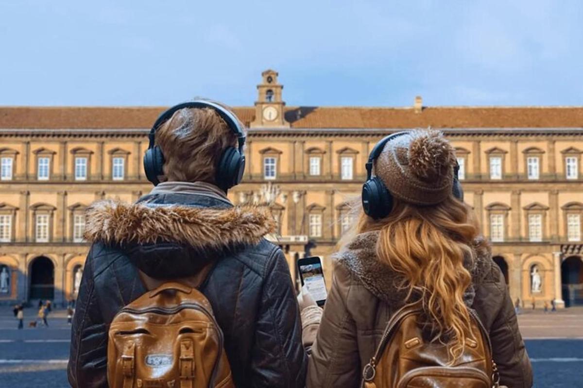 due persone che indossano le cuffie e guardano un edificio